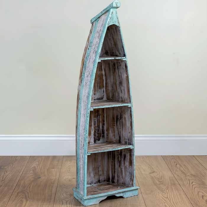 Arte balinesa em formato de barco, estante artesanal de madeira com pátina azulada e estilo tropical, perfeita para ambientes costeiros e boêmios. 