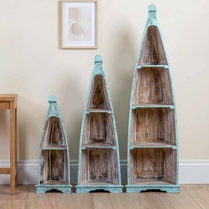 Móvel decorativo em forma de barco produzido artesanalmente em Bali, esculpido em madeira natural com acabamento patinado e estilo boho-chic.