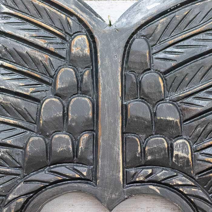 Escultura Asas Bornéo entalhada à mão em madeira natural da Indonésia, com traços tribais que simbolizam liberdade e espiritualidade ancestral. 