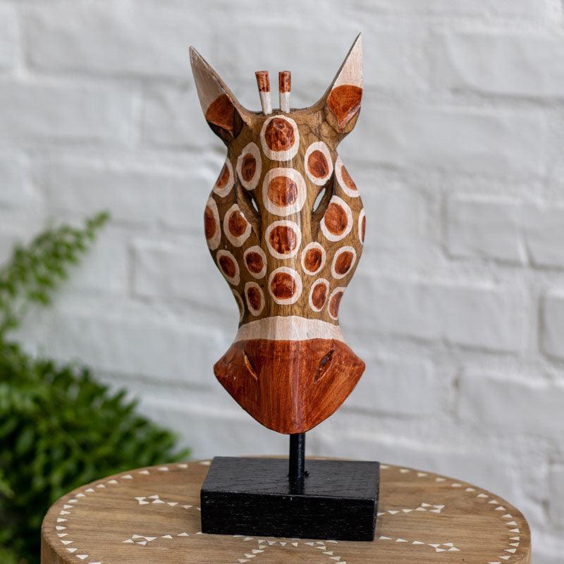 Escultura de girafa em madeira com base preta decorativa