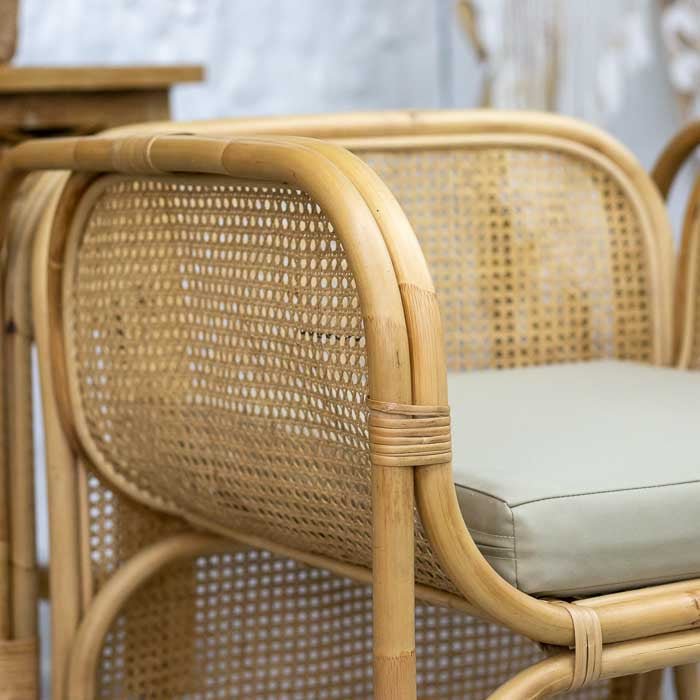 Móvel de sala importado de Bali, poltrona de fibra natural com encosto trançado.