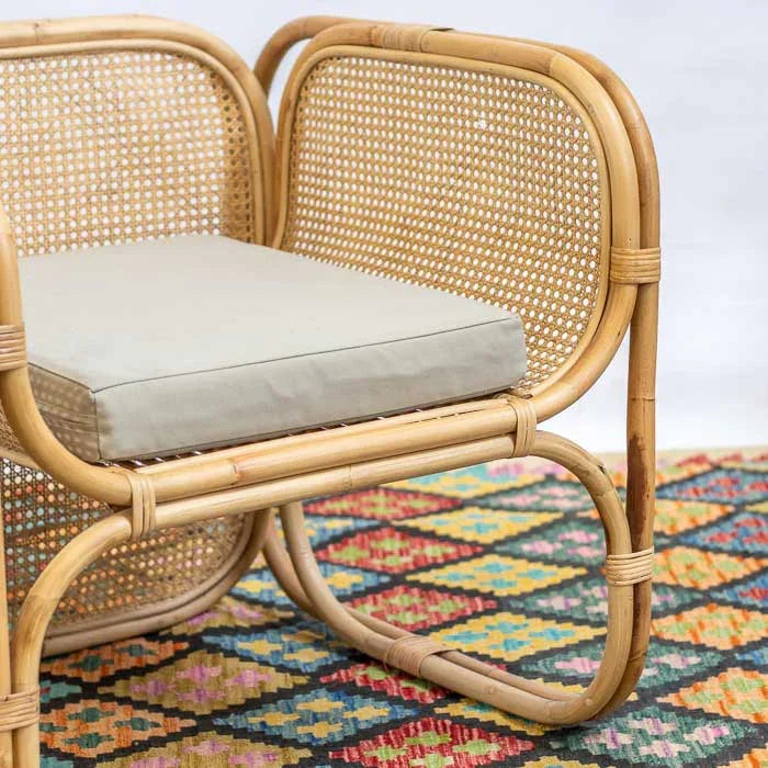 Móvel de sala importado de Bali, poltrona de fibra natural com encosto trançado.