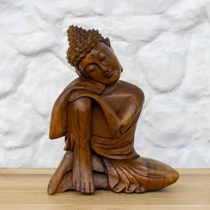 Estatueta de buda relaxando sereno esculpido em madeira suar para seu home decor.