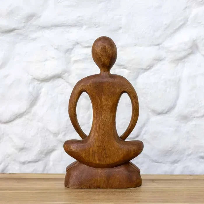 Estátua monge em postura de lótus meditando, feita à mão em Bali.