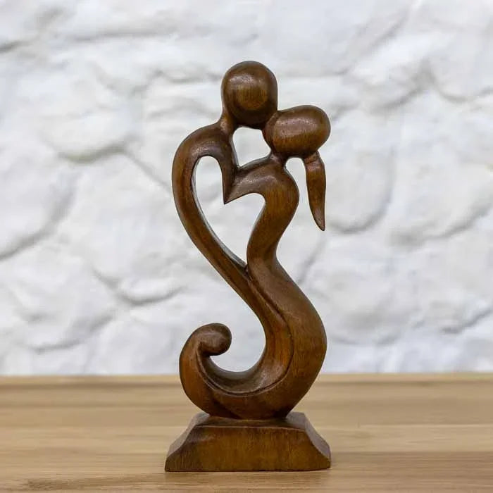 Estátua e escultura artesanal de casal de namorados apaixonados em madeira balinesa para decoração romântica de quartos.