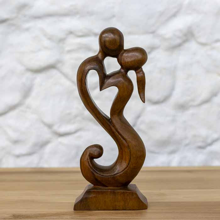 Estátua e escultura artesanal de casal de namorados apaixonados em madeira balinesa para decoração romântica de quartos.