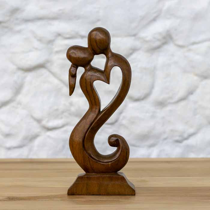 Objeto decorativo em estatueta de casal apaixonado que simboliza o amor dos namorados em uma linda escultura rústica.