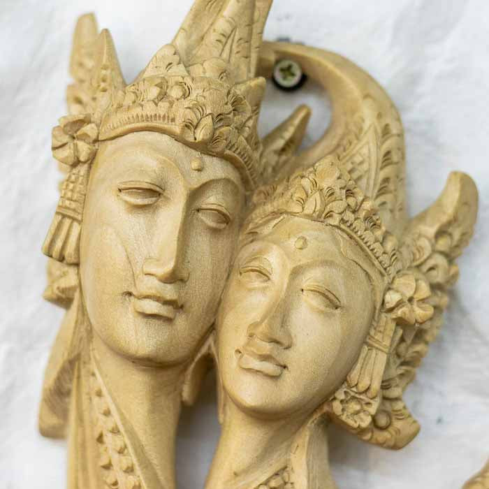 Objeto de decor de parede em madeira nobre marfim com linhas fluídas e relevo tridimensional.