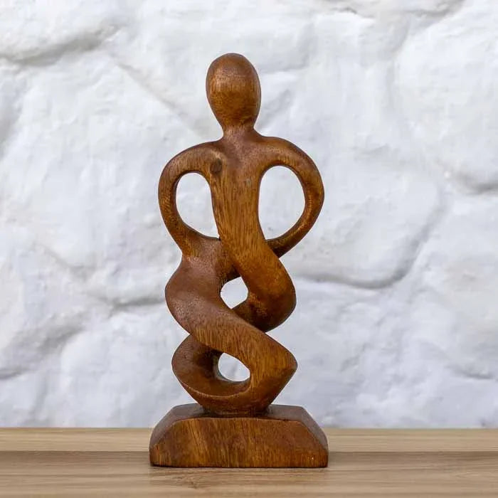 Estatueta em madeira representando pai e filho abraçados, feito à mão em bali.