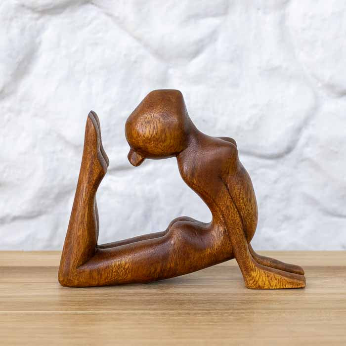Estatueta yogini abstrata artesanal produzida em madeira teca na Indonésia.