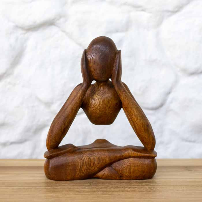 Estátua decorativa balinesa da figura meditativa cobrindo os ouvidos esculpida em madeira nobre.