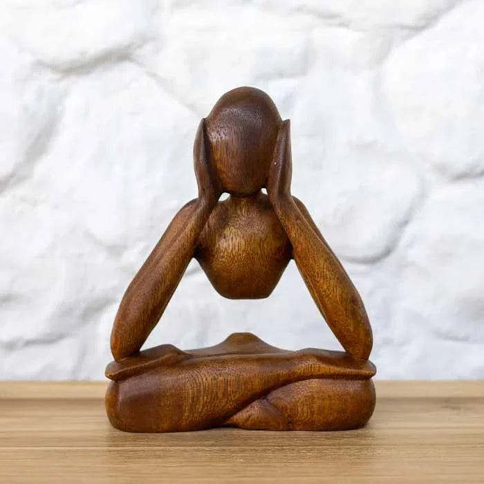 Estátua decorativa balinesa da figura meditativa cobrindo os ouvidos esculpida em madeira nobre.