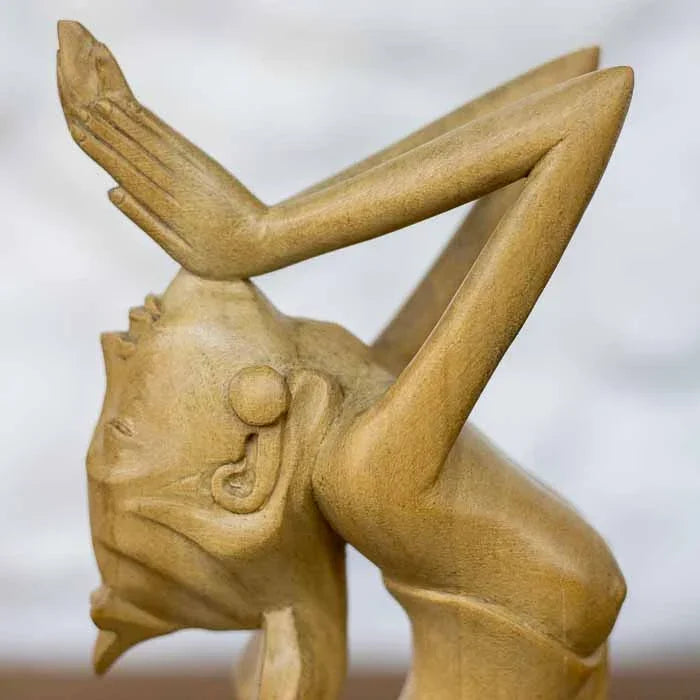 Estatueta para decor zen em madeira nobre Crocodile com curvas orgânicas para escritórios e espaços de meditação.