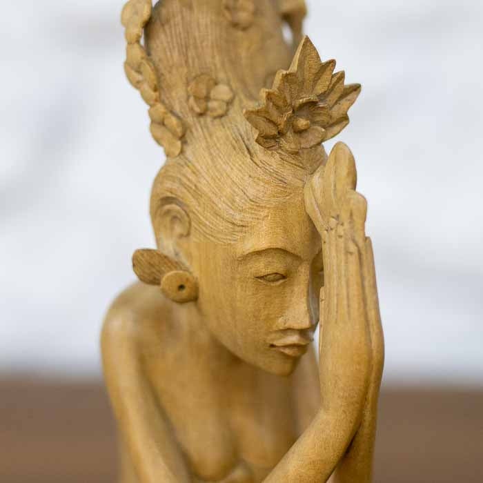 Estatueta feita à mão em madeira de Bali representando a paz, a prece e a tradição cultural indonésia.
