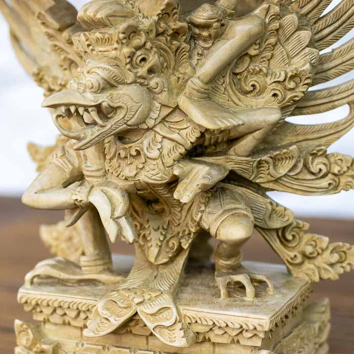 Peça de arte sacra hindu em madeira Crocodile representando a montaria sagrada Garuda e o Deus preservador Vishnu. 