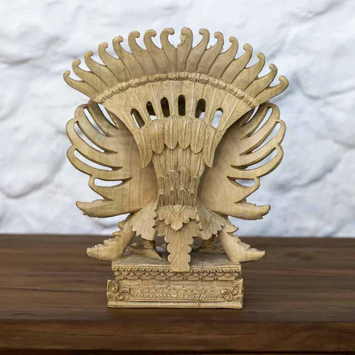 Estatueta em madeira marfim de Bali representando a proteção e força mitológica da união de Vishnu e Garuda. 