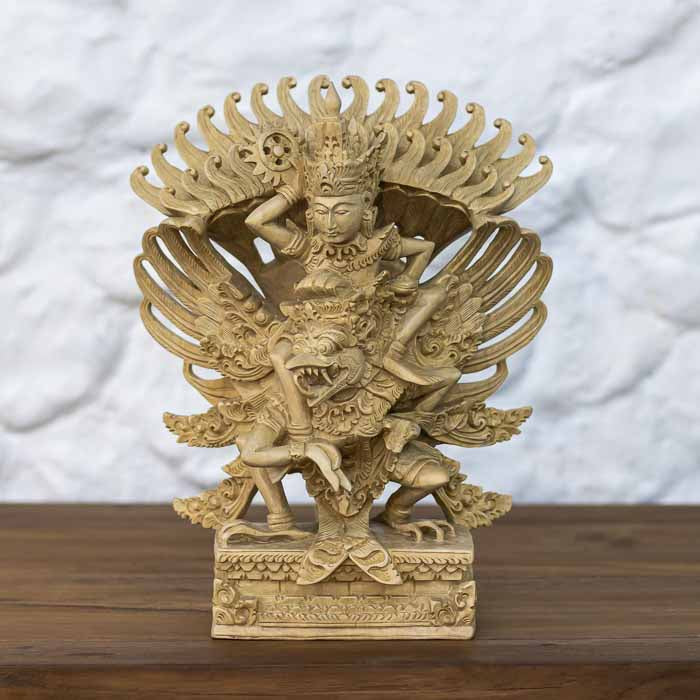 Estátua artesanal da divindade hindu Vishnu montado em Garuda esculpida em madeira Crocodile marfim sobre mesa. 