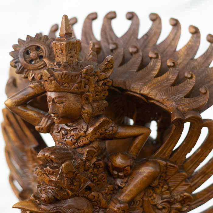 Estátua rica em detalhes entalhados à mão com a figura divina de Vishnu montado em Garuda para decoração. 