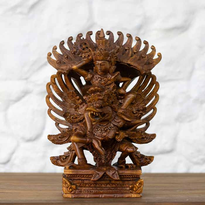 Escultura artesanal balinesa em madeira Crocodile retratando o Deus Vishnu sobre a ave sagrada Garuda. 