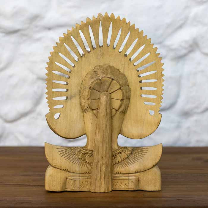 Artefato de madeira entalhada com relevos precisos na coroa cerimonial e simetria perfeita nos detalhes.