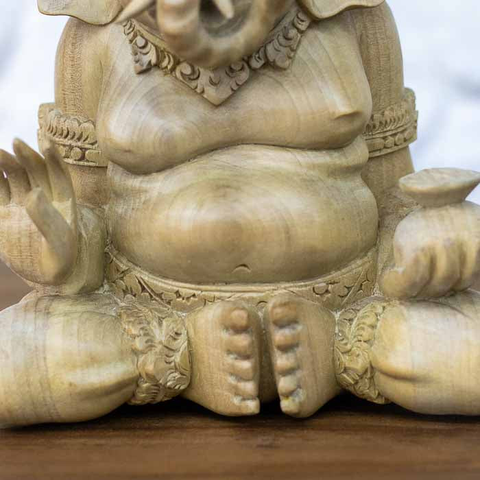 Enfeite feito à mão em madeira de Bali representando a prosperidade, a inteligência e a boa sorte espiritual. 