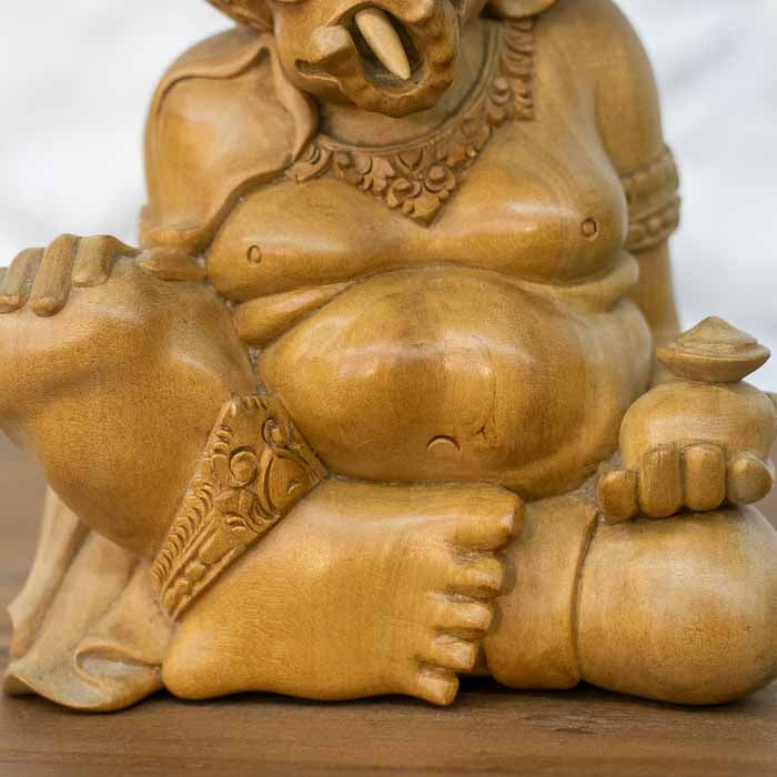 Objeto de decor oriental em madeira nobre marfim com detalhes minuciosos na presa, orelhas e manto cerimonial. 