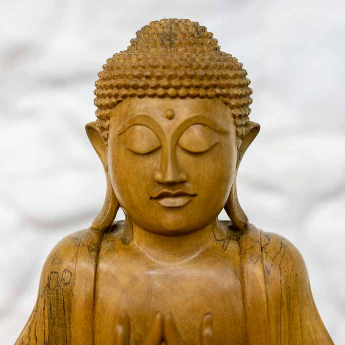 Escultura feita à mão em madeira de Bali representando a serenidade, a paz interior e a iluminação espiritual. 