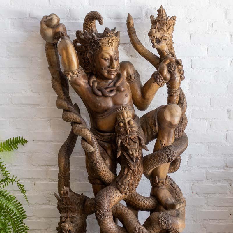 Escultura monumental de Bhima, o herói guerreiro do Mahabharata, esculpida à mão em madeira sólida de Bali.