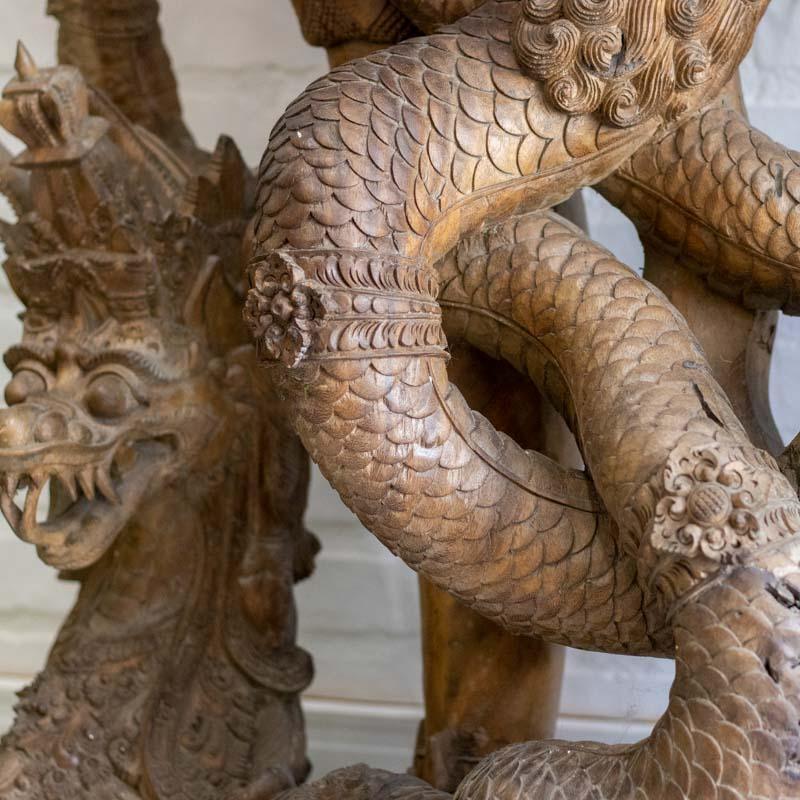 Escultura decorativa de luxo para halls de entrada e salas amplas, unindo mitologia oriental e marcenaria artística.