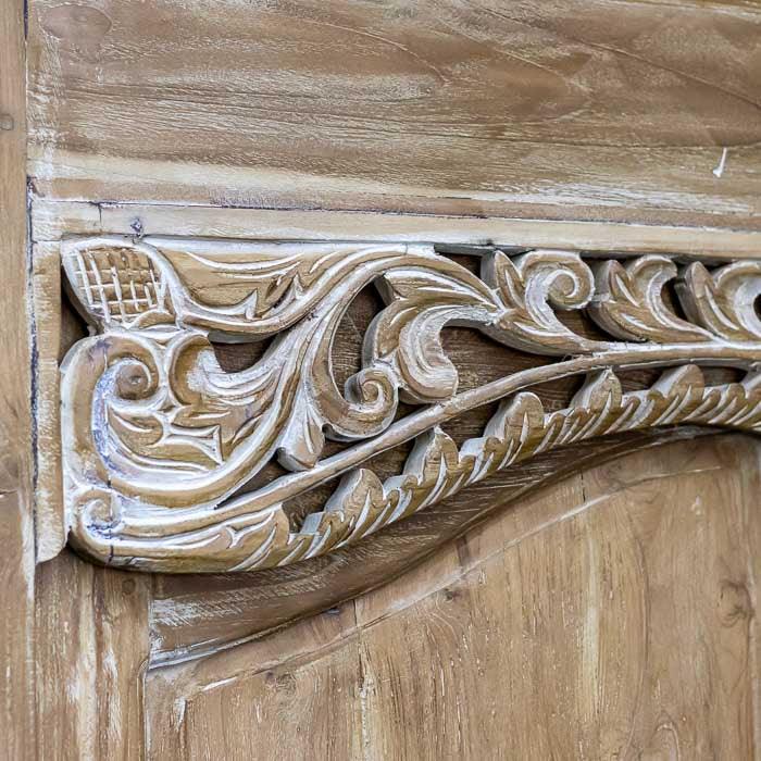 Escultura em madeira no formato de porta decorativa com pátina branca, trabalho artesanal que traduz o estilo étnico balinês.