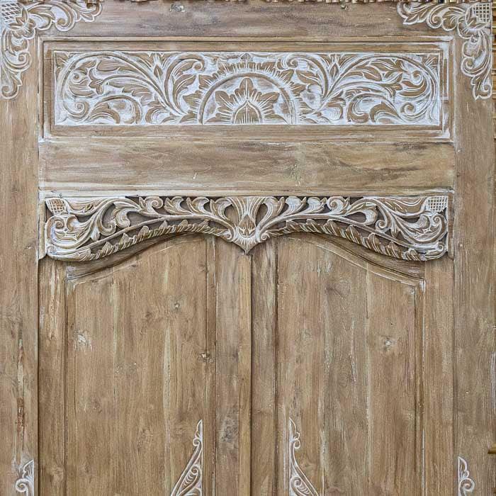 Porta em madeira entalhada com detalhes florais e acabamento em pátina artesanal, peça cultural e decorativa originária de Bali.