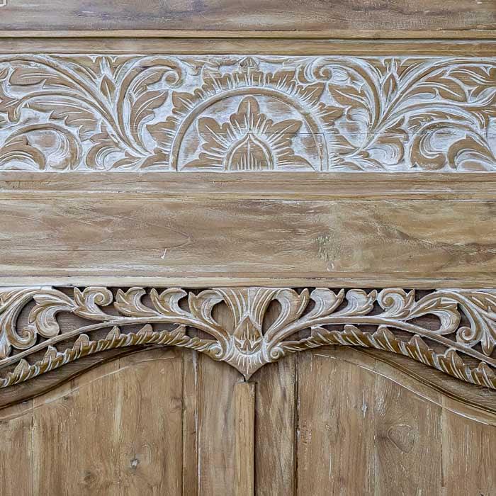 Arte em madeira balinesa com entalhes detalhados e pintura em pátina, porta artesanal que valoriza ambientes com estilo rústico e espiritual.