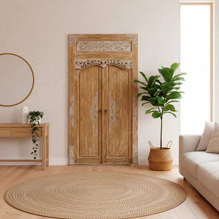 Detalhe da porta balinesa esculpida à mão com entalhes florais e acabamento em pátina, símbolo da arte e espiritualidade da ilha.