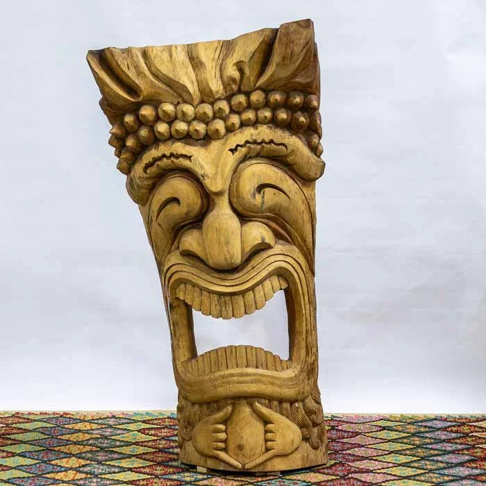 Máscara artesanal importada, ideal para decoração étnica e imponente de interiores.