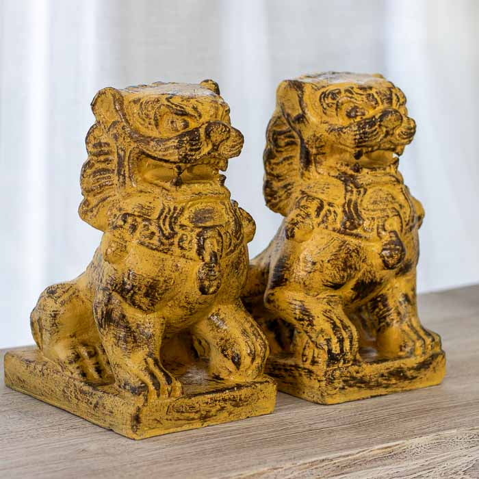 Detalhe frontal das estátuas de Cães de Fu artesanais.