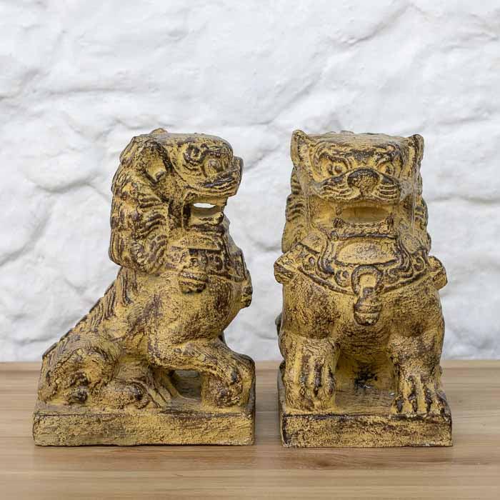 Detalhe frontal das estátuas de Cães de Fu artesanais.