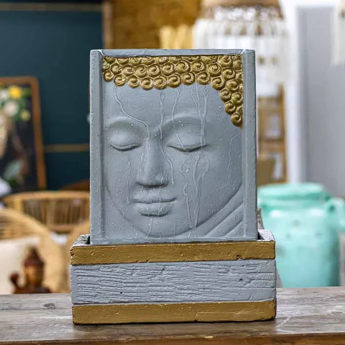 Escultura fonte decorativa de Buda, modelo paredão, com água escorrendo suavemente pelo rosto. 