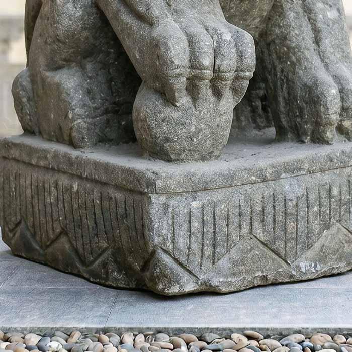 Cães Fu de pedra vulcânica artesanais da Arte e Sintonia para proteção de jardins e portais.