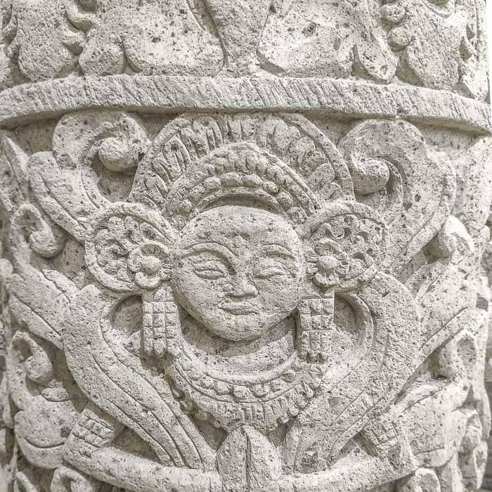Detalhe da textura granular do arenito e desenhos botânicos esculpidos em vaso de Bali.