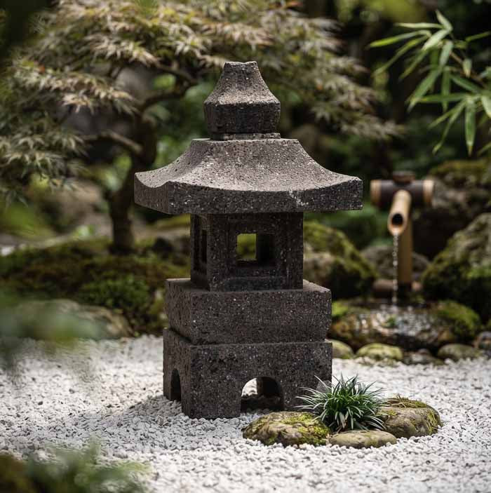 Lanternim de pedra rústica estilo pagode para composição de paisagismo oriental e jardim zen.