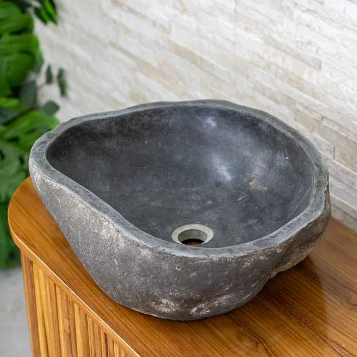 Pia natural com aparência rústica e estilo decorativo tropical 
