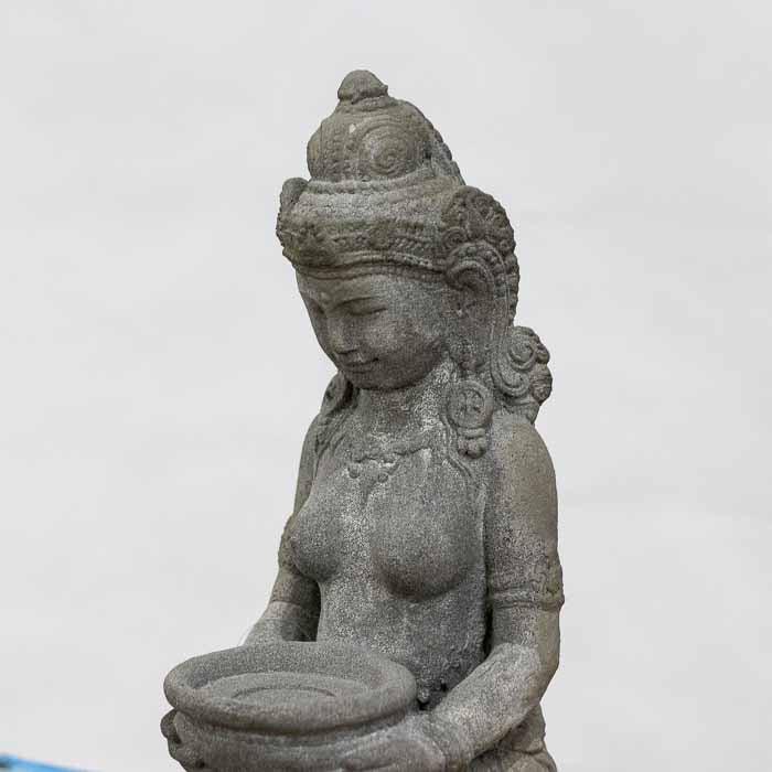 Estátua da Deusa da Prosperidade e Fertilidade, feita em cimento de Bali. 