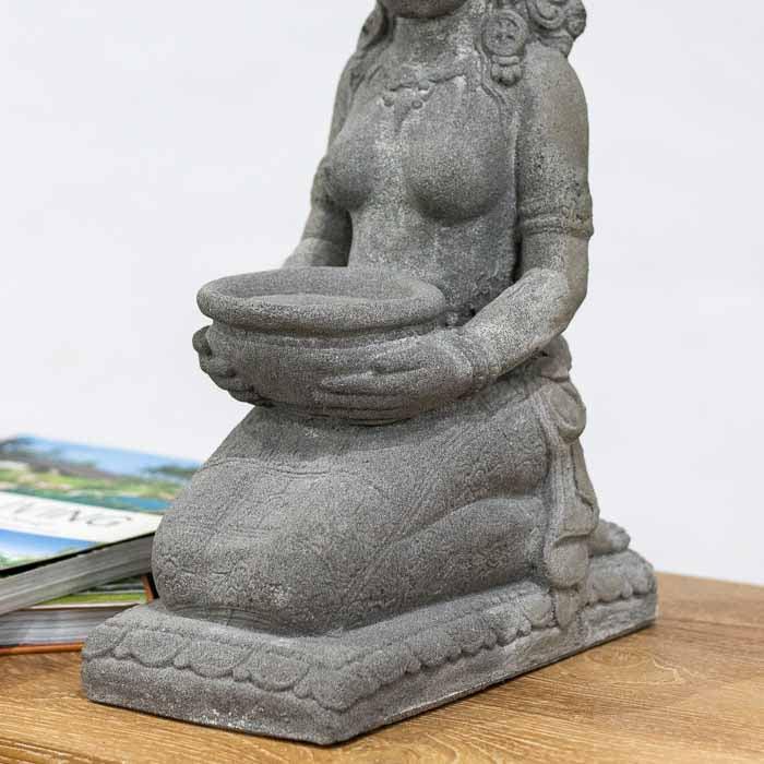 Escultura balinesa em tom claro, com coroa e adornos esculpidos à mão. 