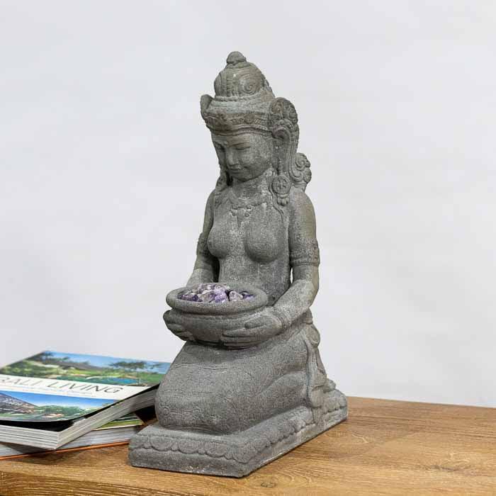 Detalhe da estátua em cimento, simulando a textura da pedra natural. 