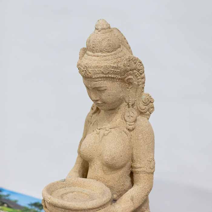 Estátua importada de Bali, perfeita para altares e espaços de meditação. 