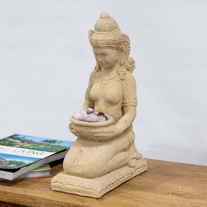 Escultura feita à mão, disponível em dois modelos de cores (claro e cinza escuro). 