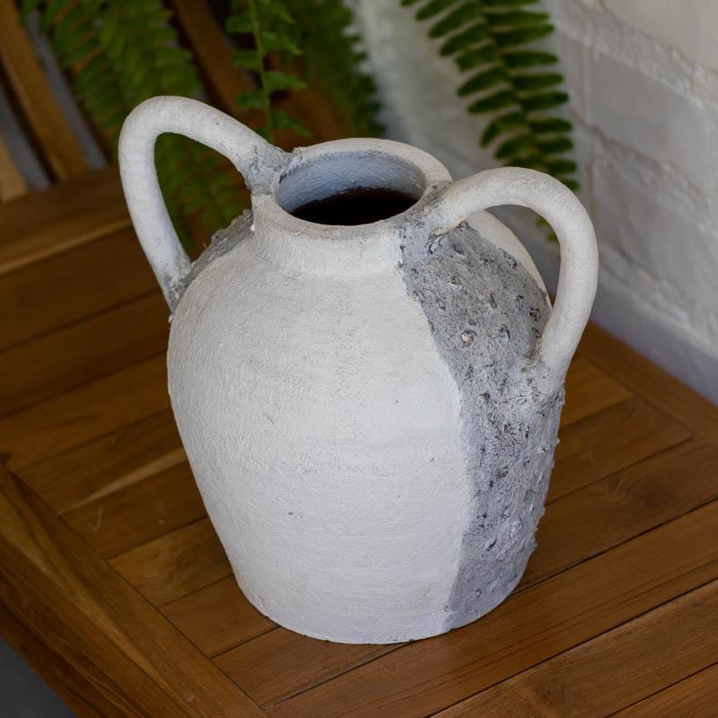 Vaso de cerâmica artesanal balinês estilo ânfora antiga com acabamento rugoso e tons esbranquiçados.