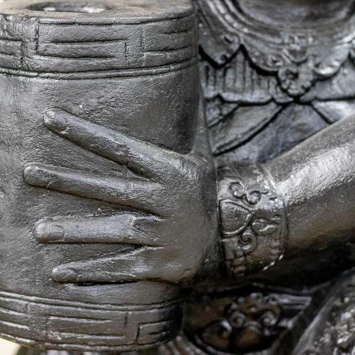 Estátua espiritual balinesa esculpida em pedra, símbolo de proteção e força.