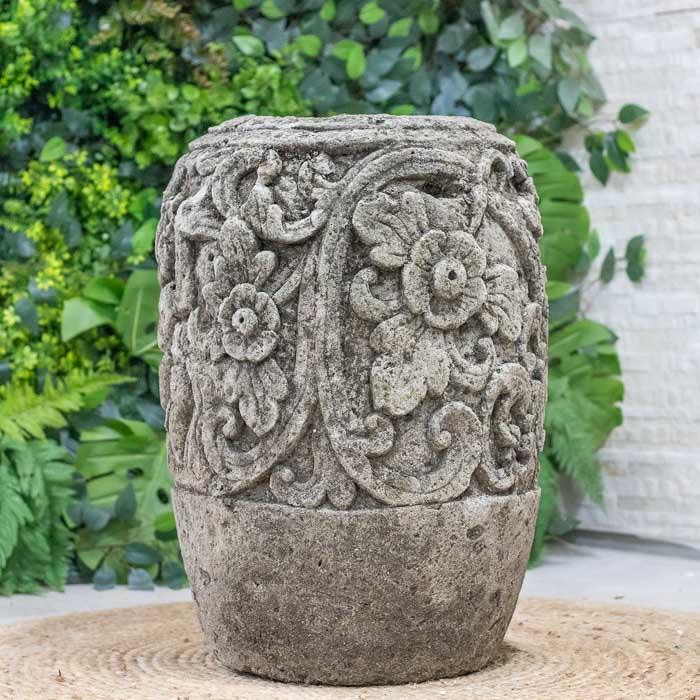 Vaso de concreto artesanal feito em Bali, ideal para uso em jardins e varandas.