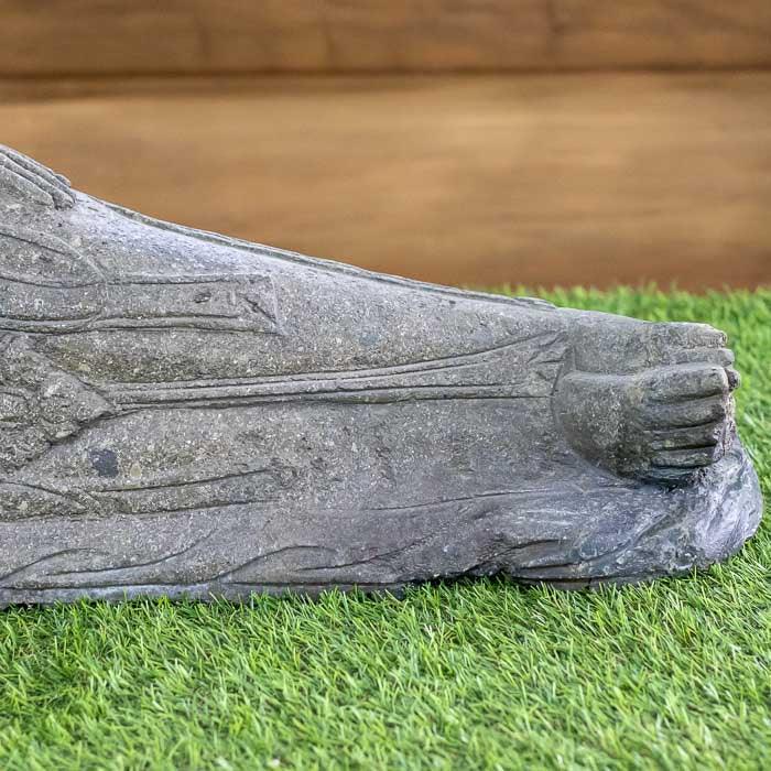 Escultura feita à mão com representação de Dewi reclinada em pedra, trazendo delicadeza e harmonia à decoração
